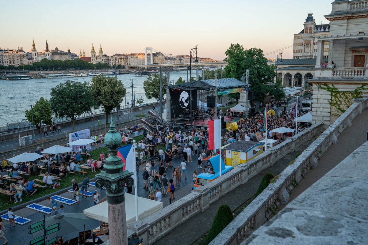 V4_PRES's tweet photo. At Sunday's #V4 Street Festival🎉🎊thousands celebrated the end of 🇭🇺V4PRES, discovering the cultural heritage & touristic values of #CentralEurope.
As part of the festival, V4 tourism agencies exchanged experience, discussed #jointactivities & future plans.
#RechargingEurope https://t.co/0ww6WhmDoo
