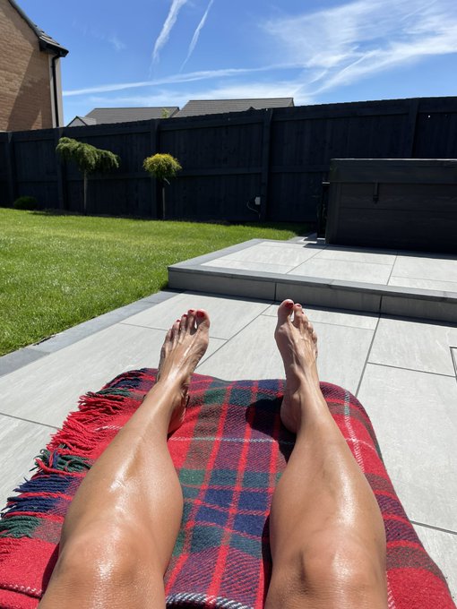 Enjoying the sunshine in England 🥰 https://t.co/K9Vl6oKRhw