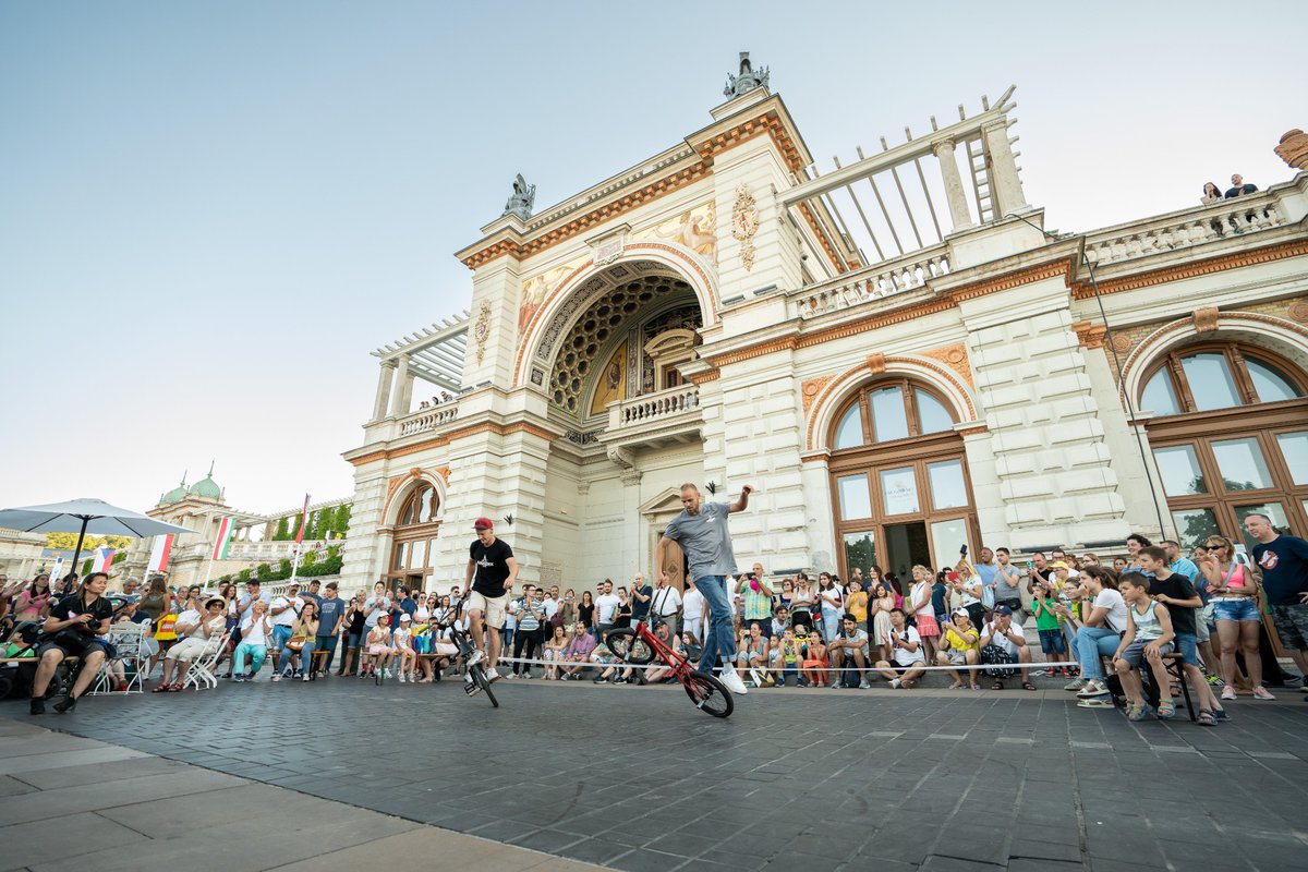 V4_PRES's tweet photo. At Sunday's #V4 Street Festival🎉🎊thousands celebrated the end of 🇭🇺V4PRES, discovering the cultural heritage & touristic values of #CentralEurope.
As part of the festival, V4 tourism agencies exchanged experience, discussed #jointactivities & future plans.
#RechargingEurope https://t.co/0ww6WhmDoo