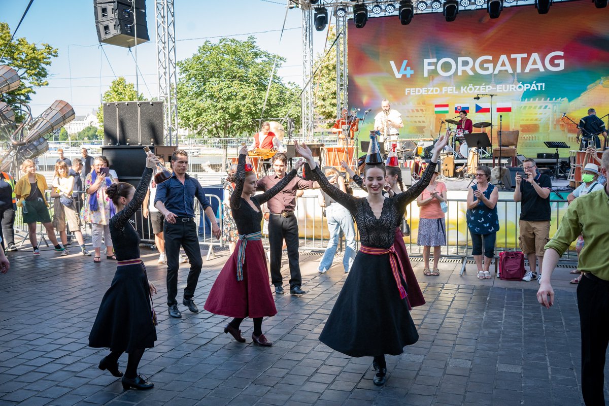 V4_PRES's tweet photo. At Sunday's #V4 Street Festival🎉🎊thousands celebrated the end of 🇭🇺V4PRES, discovering the cultural heritage & touristic values of #CentralEurope.
As part of the festival, V4 tourism agencies exchanged experience, discussed #jointactivities & future plans.
#RechargingEurope https://t.co/0ww6WhmDoo