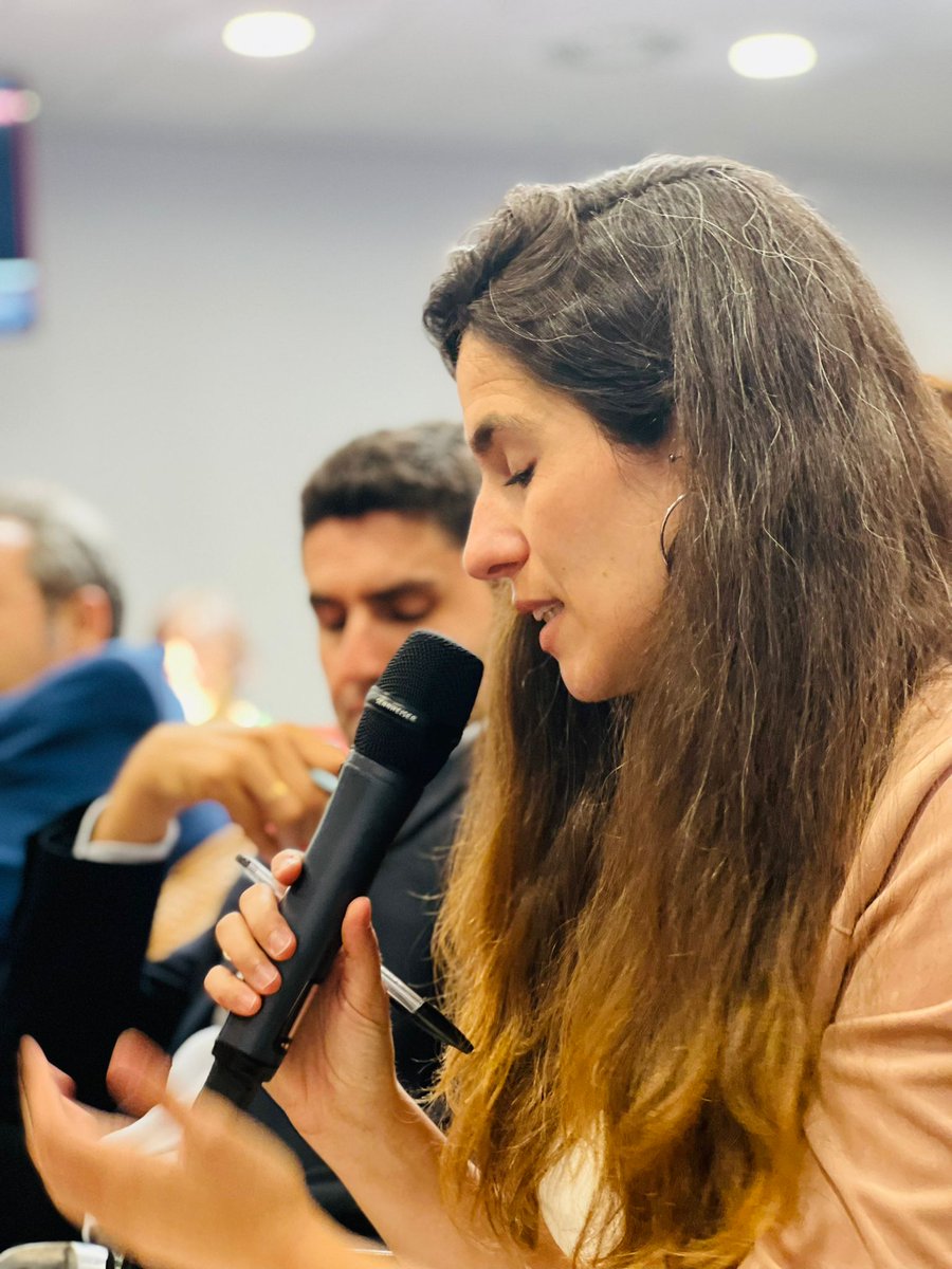 Nuevo turno de preguntas de la fila 0 con numerosas intervenciones. Sandra <a href="/CreandoRedesRE/">Creando Redes</a> reclama que se incluya en todos los reportes corporativos una valoración del #capitalnatural y que se tengan en cuenta en la toma de decisiones de las empresas.