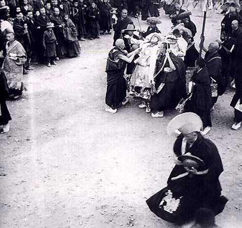 BuddhismTibet's tweet photo. The Oracle of #Nechung ,#Tibet 1940's.
Nechung oracle, oracle-priest of Tibet and was consulted on all important occasions. The #Oracle is said to have first been appointed government adviser during the time of the fifth #Dalailama (1617–82). https://t.co/a9NLH7tfiJ