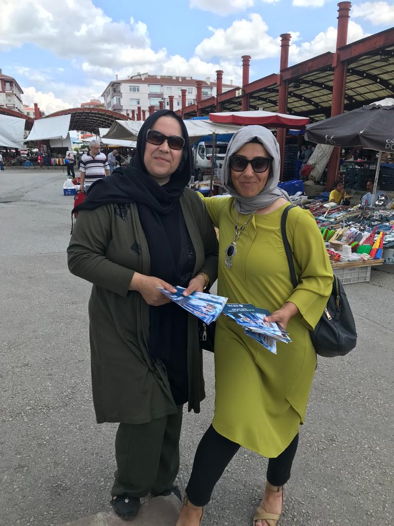 Fundaka64885577's tweet photo. KahramanKazan Deva Teşkilatı 
Salı pazarı stant çalışması 💧
Çocuklarımızın yüzünde Deva gülümsemesi.. 💧 https://t.co/rbjpUT1j2W