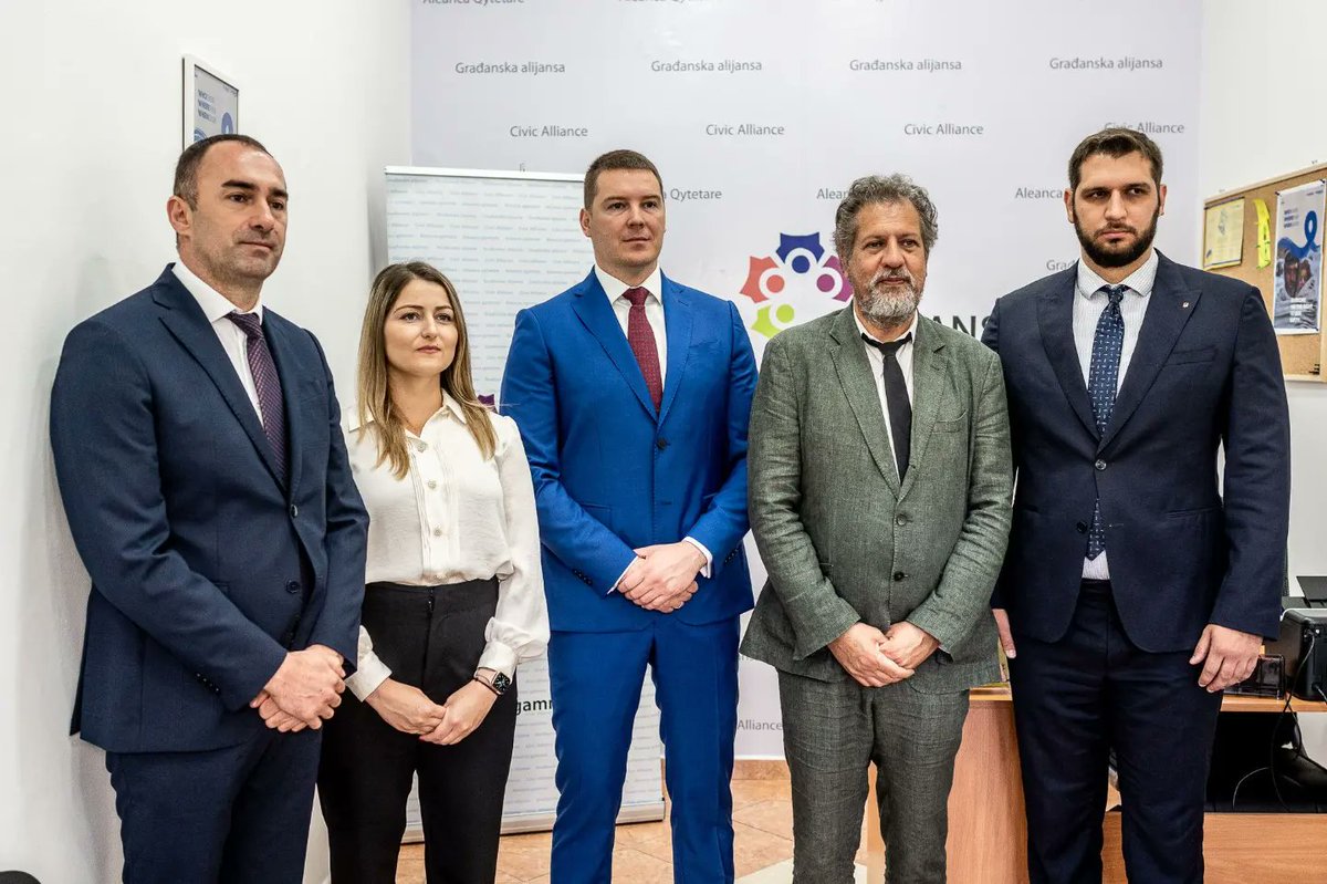 MupCg's tweet photo. Adžić: @MupCg će pružati punu podršku izbjeglicama i jačati saradnju sa #NVO

Ministar @filip_adzic je, prilikom otvaranja kancelarije Građanske alijanse za pružanje pravne pomoći u Baru, saopštio da je 🇲🇪 već pokazala veliku posvećenost podršci licima iz Ukrajine. @GACrnaGora https://t.co/7SlMR5avzU