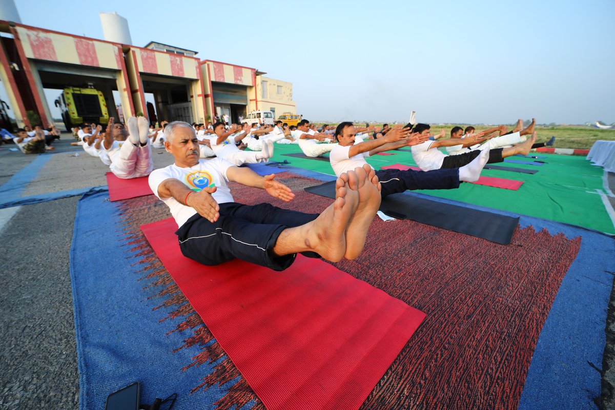 lkoairport's tweet photo. This #InternationalDayOfYoga, we at #LucknowAirport in association with @Apollomedics, encouraged our guests to stay healthy with yoga. 
We organized an engaging session with a popular yoga expert – Ms. Rajni Mandhyan and distributed miniature yoga poses to our dear passengers. https://t.co/kJOt29dceh