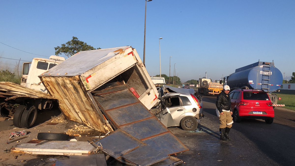aapacheco's tweet image. Trânsito complicado na Av. Brasil sentido Santa Cruz. O motorista do caminhão de peixe bateu nesse carro prata. Coincidência? O motorista estava indo comprar peixe pra peixaria que tem com a família. Tem mais. Te conto @portalR7 @recordtvrio @balancogeral @recordtvoficial
