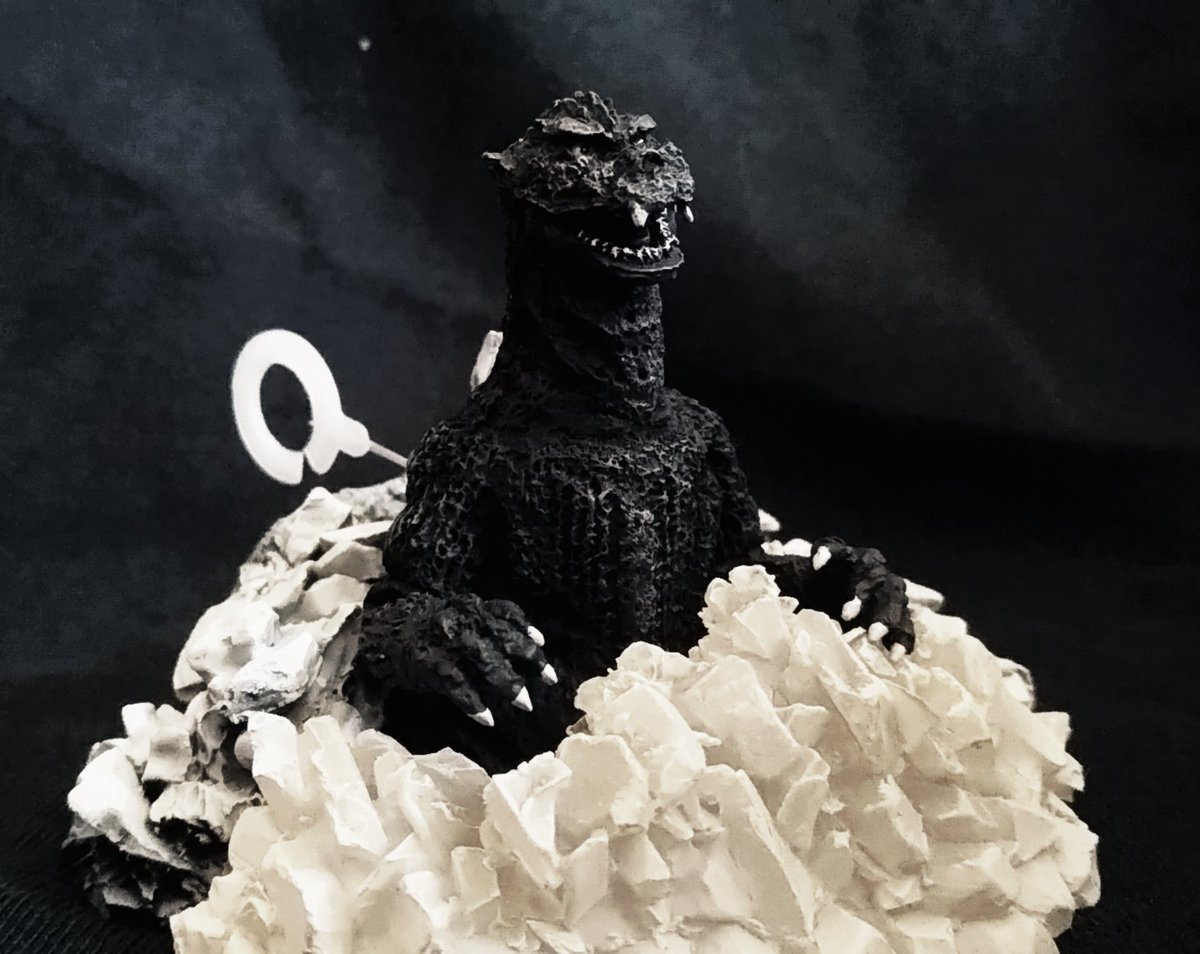 takuyaz's tweet photo. 『ゴジラの逆襲』を見る。改めて、ラストがトップガンマーヴェリックによく似ているので、トムさんはきっとこれを見たに違いない。というのはさておき、いつも最後の雪崩作戦で眠くなってしまう。長いから、いや氷漬けにされるゴジラとシンクロして眠くなっているのだろう。ここで寝ると７年は起きない https://t.co/rOSzEysF48