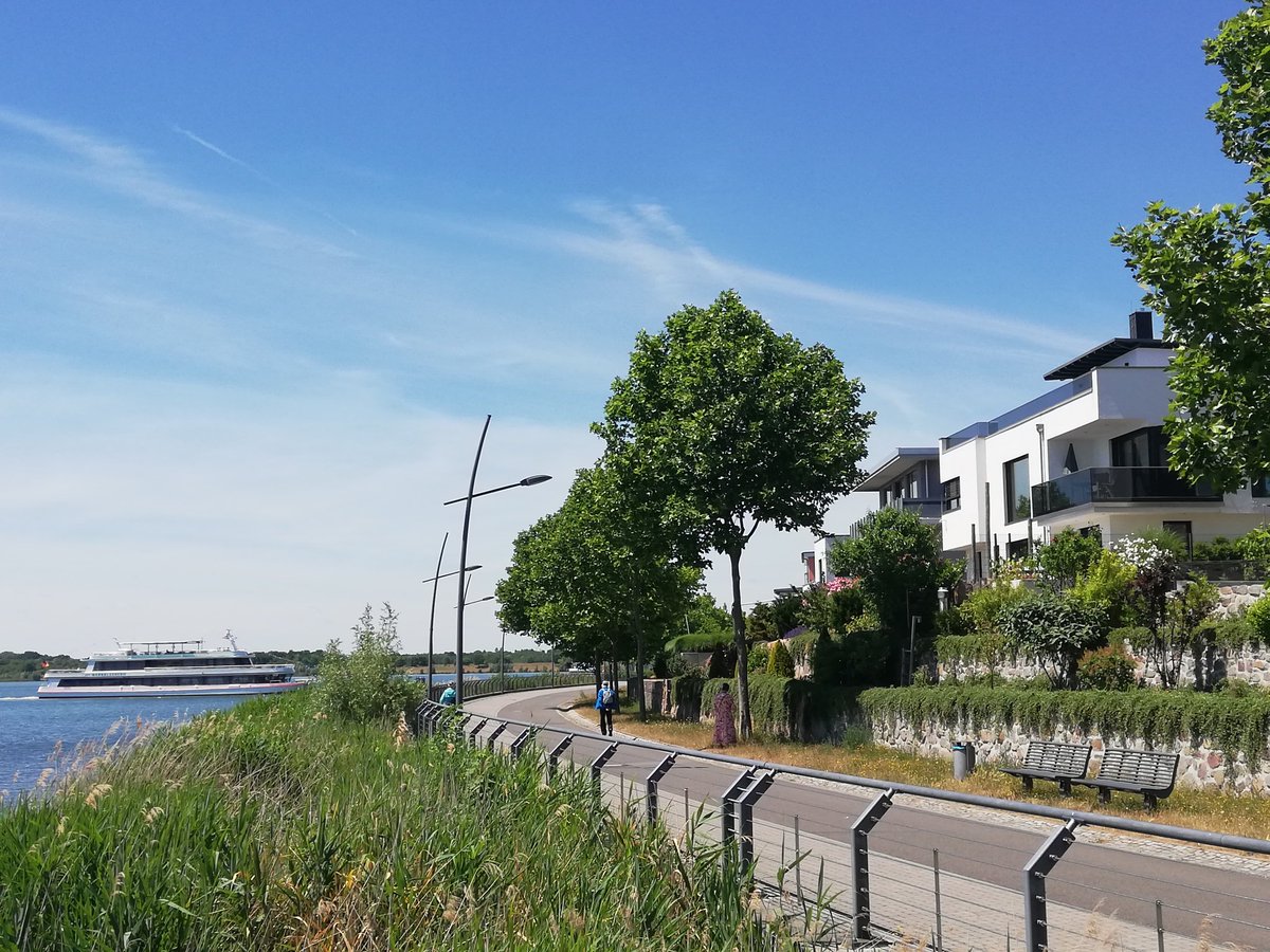 Kullisti's tweet photo. #9EuroTicket-#Sylt für #Leipzig = Seenplatte Süd:
#Regionalbus nach #Zwenkau, wo derzeit Dutzende poshe neue Einfamilienhäuser und die dazugehörigen dicken Karren ans Ufer gepflastert werden, oder einfach #LVB nach #Markkleeberg, Tarifzonengrenze sonst ein Stück vor den Seen... https://t.co/kr5PTUJXSS