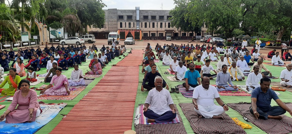 simplyabhie's tweet photo. #NationalCadetCorps
#InternationalYogaDay2022
NCC Unit, NSS Unit, Dept of Physical Education,NH College, Bramhapuri, NH High School &amp; NH Girls School, Bramhapuri celebrated International Yoga Day in collaboration with Patanjali Yog Samiti &amp; New Municipal Corporation, Bramhapuri. https://t.co/fRCIpccc5M