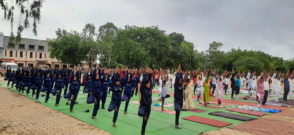 simplyabhie's tweet photo. #NationalCadetCorps
#InternationalYogaDay2022
NCC Unit, NSS Unit, Dept of Physical Education,NH College, Bramhapuri, NH High School &amp; NH Girls School, Bramhapuri celebrated International Yoga Day in collaboration with Patanjali Yog Samiti &amp; New Municipal Corporation, Bramhapuri. https://t.co/fRCIpccc5M