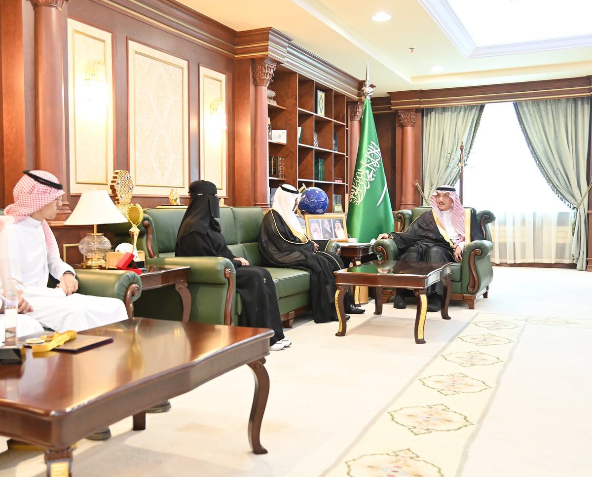jazangov's tweet photo. كرم أمير جازان #محمد_بن_ناصر 
الطالب وسام جابر المالكي نظير ما حققه من منجز بمعرض آيتكس الدولي ٢٠٢٢م 
بحصوله على المركز الأول والميدالية الذهبية في فرع الأتمتة وجائزة أفضل ابتكار على مستوى قارة آسيا، جاء ذلك خلال استقبال سموه لمدير تعليم صبيا المكلف عثمان مسملي https://t.co/LveX1ANWoP
