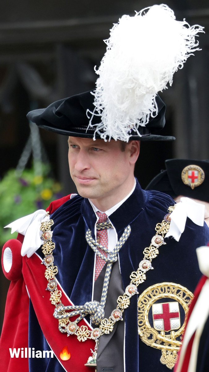 Por ocasião de seu casamento, a rainha concedeu um ducado a William.  Ele recebeu os títulos de Duque de Cambridge, Conde de Strathearn e Barão Carrickfergus.
  No Dia de São Jorge de 2008, ele foi nomeado Cavaleiro Real Companheiro da Ordem da Jarreteira.
#PrinceWilliamAt40