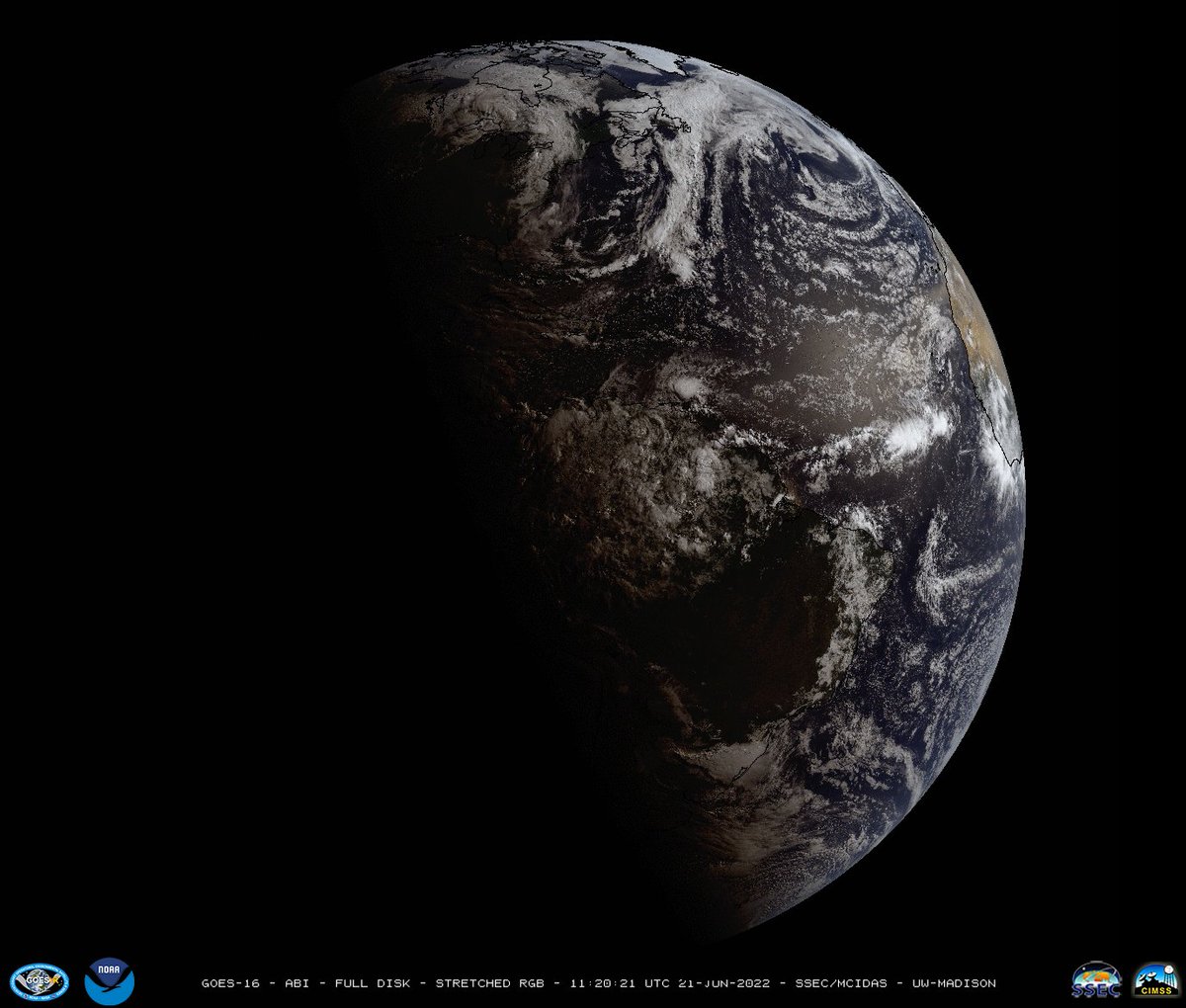 UWCIMSS's tweet image. Happy Solstice!
#SummerSolstice2022 took place in the Northern Hemisphere at 4:13am CDT today. This #GOESEast image and the slant of the terminator illustrates Earth&apos;s maximum tilt [~23.5 degrees] toward the Sun, resulting in the longest day of the calendar year. Enjoy!