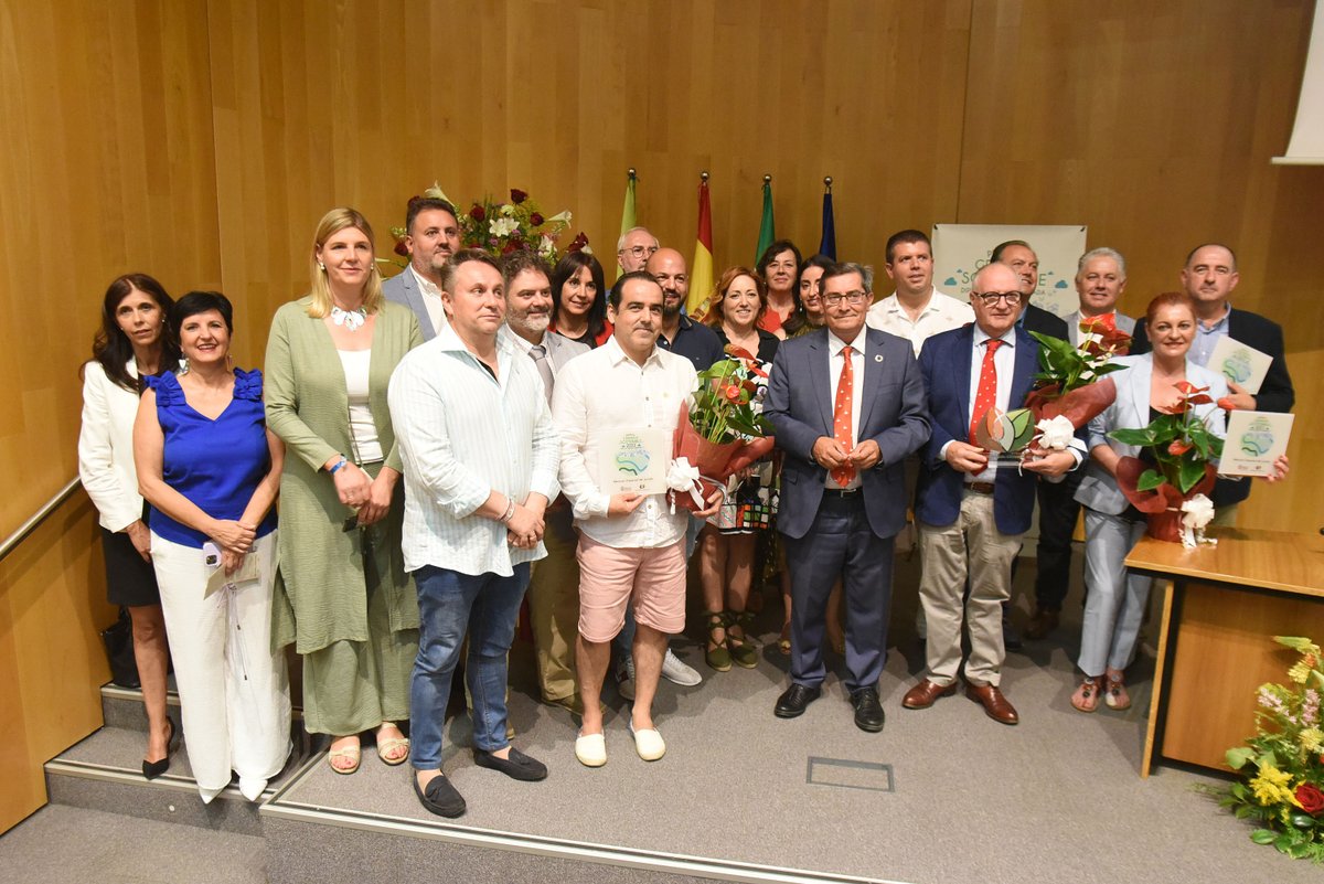dipgra's tweet photo. 📢@dipgra reconoce iniciativas en defensa del medio ambiente en los Premios Granada #Sostenible

👉La institución distingue proyectos enfocados a la sostenibilidad y buenas prácticas en materia medioambiental de municipios, entidades y organizaciones

https://t.co/Kf9QDAo2lR https://t.co/8nGhf3rGSz