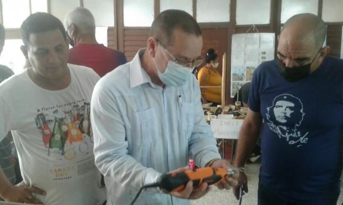 DiazCanelB's tweet photo. Innovación de neurocirujanos cubanos beneficia a más de 400 niños de la región central. La innovación logra mejoras en los tiempos quirúrgicos y anestésicos que propicia este craneótomo, construido con la colaboración de un ingeniero mecánico de Placetas. #CubaPorLaVida 🇨🇺 https://t.co/A5YNAjaqDr