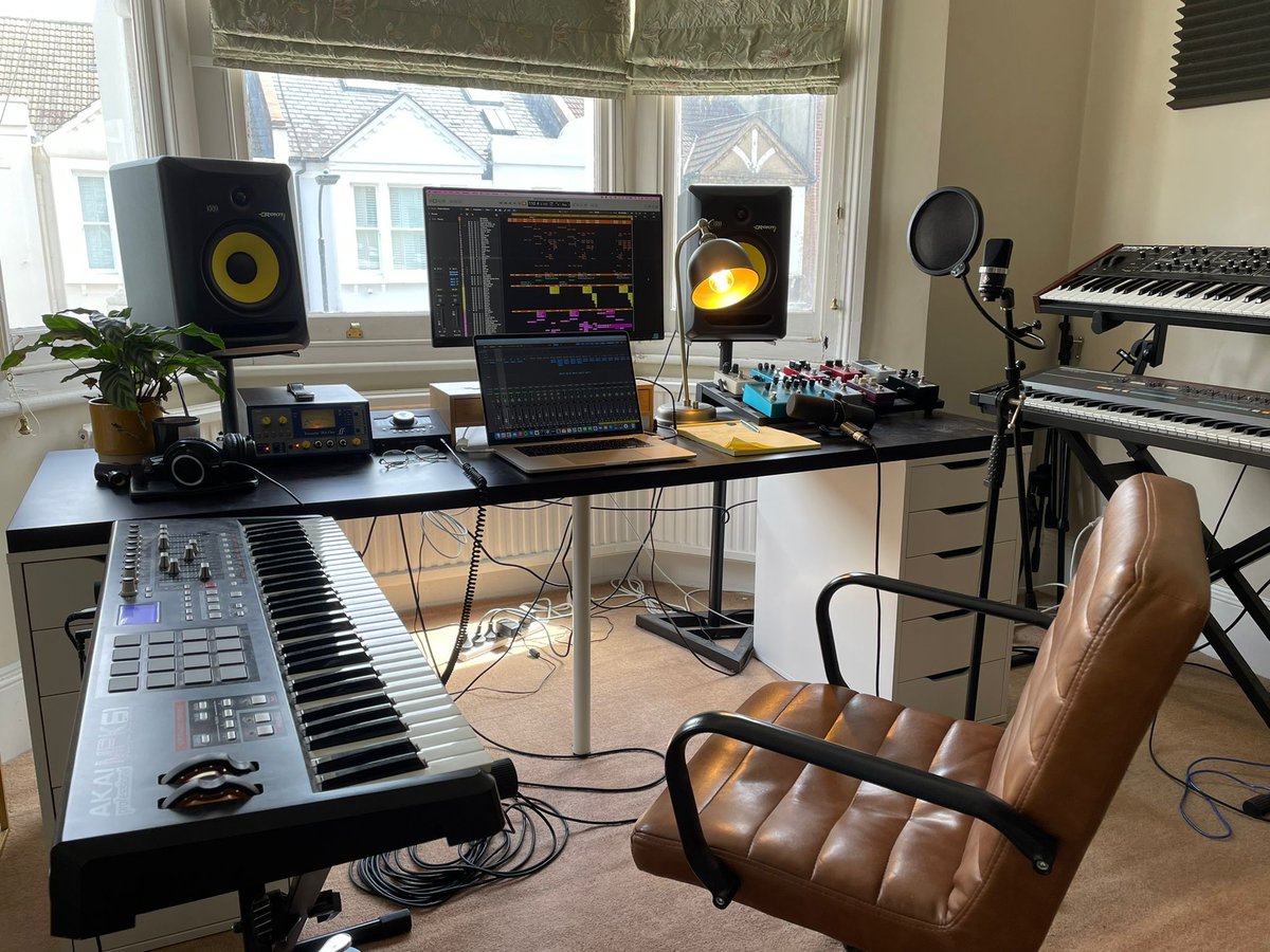IMRO_music's tweet photo. Delighted to have the multi-talented singer, songwriter and producer @xonatheartist as the first to show us around the space that influences their unique blend of soulful pop. Swipe to see ➡️ https://t.co/9q0MeMIjxE #IMROCreativeRooms https://t.co/bZWy5p7tq4