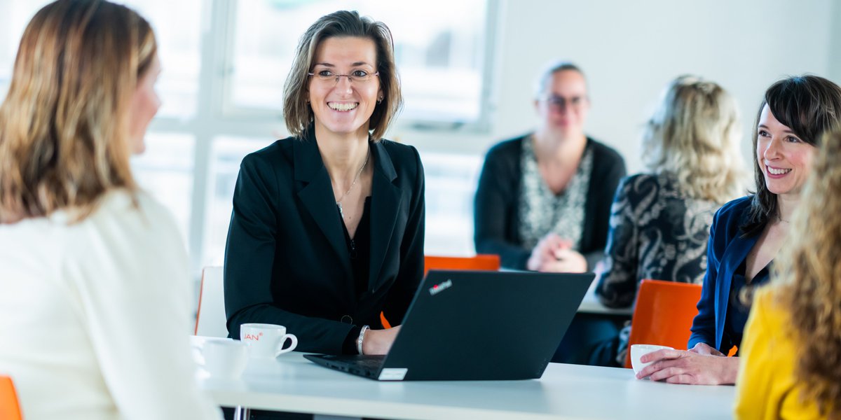 Hmore over het thema 'Uitdagingen op de #arbeidsmarkt'. De specialisten van JAN© geven je graag een kijkje in hun keuken door te laten zien met welke vraagstukken andere ondernemers momenteel worstelen en wat de mogelijke oplossingen kunnen zijn. hmore.nl/magazine-2/