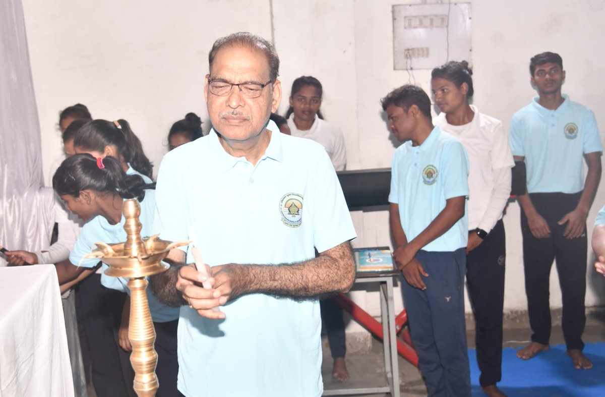 NSSRDBhopal's tweet photo. @_NSSIndia volunteers of @nssptrsu Raipur,CG took part in Yoga to observe #InternationalDayofYoga in presence of the Vice-Chancellor Prof(Dr) K L Verma &amp; Harish Baghel Ji
#YogaWithNSS 

@YASMinistry @ianuragthakur @moayush @moayush
 @sanjayjavin @pibyas @pankajsinghips @askabir_ https://t.co/GxWtkCUqXs