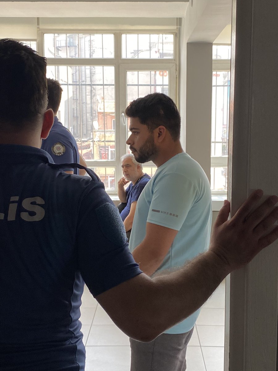 tugbasserbest's tweet photo. Merhaba sevgili kadınlar, bakın bu şahısın adı ABDULNASIR HAMIDI, 1999 doğumlu afgan, kendisi oturum izni olmadan Türkiyede kalıyor. Saat 11.02'de güvenlik kameralarının göreceği şekilde yenikapı metro kirazlı çıkışı yürüyen merdiveni ve turnikelerde kız kardeşimi taciz etti! https://t.co/XCSB3N81E3