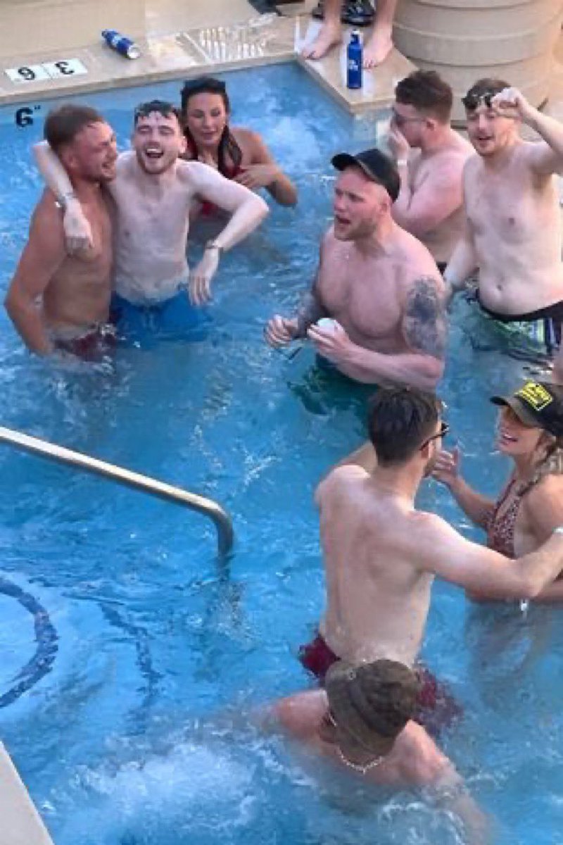 PapaPincus's tweet photo. Footballers are human beings.

As long as they aren’t hurting anyone, let them do whatever the f*ck they want on their holiday. 

Who cares?!?! https://t.co/NNTbsdJrtm
