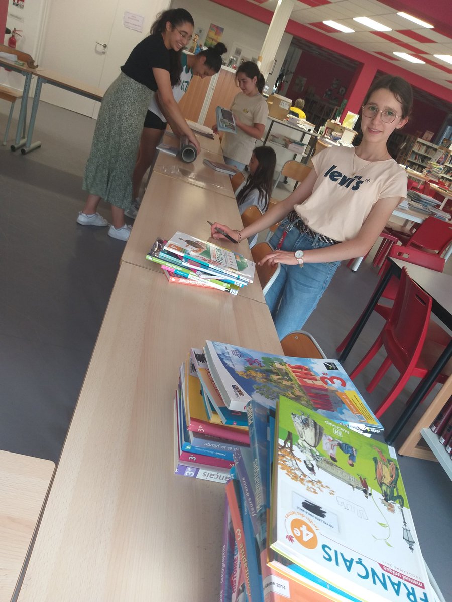 RajewskiMarina's tweet photo. Les délégués du CDI à l'œuvre pendant l'inventaire, coup de main apprécié par #valeriebalichard, coordinatrice @EmileMale @CavlClermont @DAVLClermont @DSDEN_03 @acclermont @BenmiloudKarim https://t.co/qvZBxpeSDY