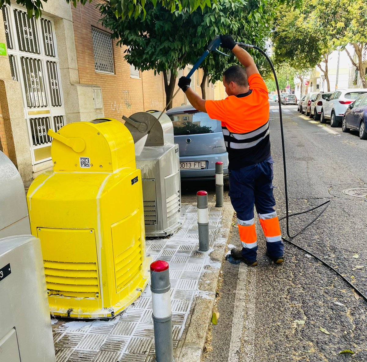 Ayto_Sevilla's tweet photo. 💦 @LipasamSevilla aborda una tercera fase del #PlanCiudad de refuerzo de la limpieza en los barrios, tras las realizadas por las fiestas de primavera y los eventos de junio: https://t.co/Nb46MofwTv

🍂 Hasta final de año.
🧹 Con financiación para realizar nuevas contrataciones. https://t.co/zm5YH4R3Ct