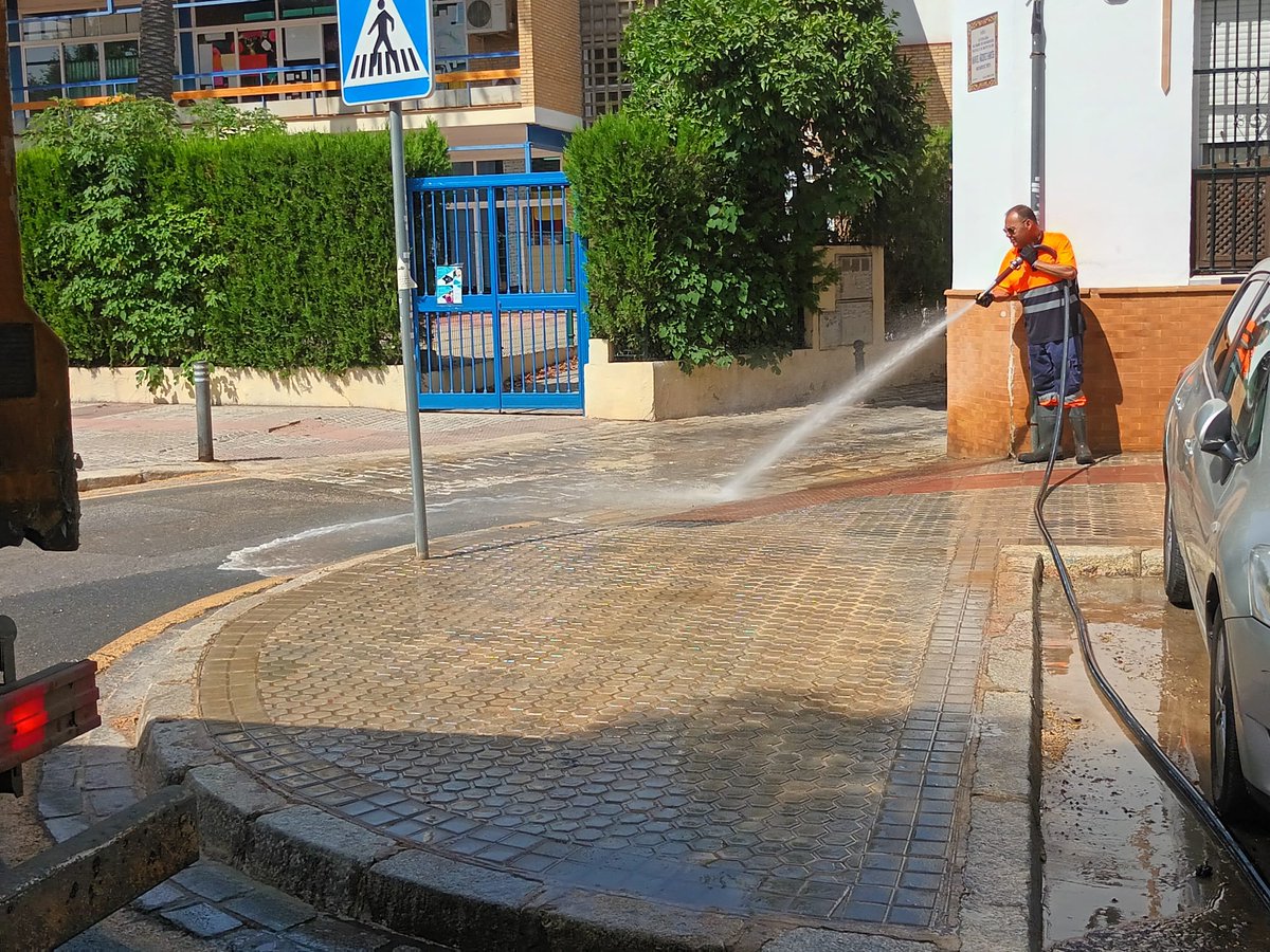 Ayto_Sevilla's tweet photo. 💦 @LipasamSevilla aborda una tercera fase del #PlanCiudad de refuerzo de la limpieza en los barrios, tras las realizadas por las fiestas de primavera y los eventos de junio: https://t.co/Nb46MofwTv

🍂 Hasta final de año.
🧹 Con financiación para realizar nuevas contrataciones. https://t.co/zm5YH4R3Ct
