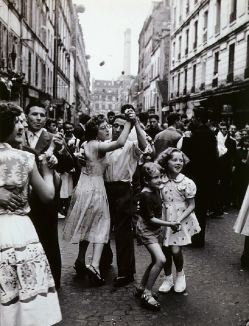 literlandweb1's tweet photo. "Cuando uno extraña un lugar, lo que realmente extraña es la época que corresponde a ese lugar; no se extrañan los sitios, sino los tiempos".
Marcel Proust
📷Robert Doisneau https://t.co/3m0XNg9OSK