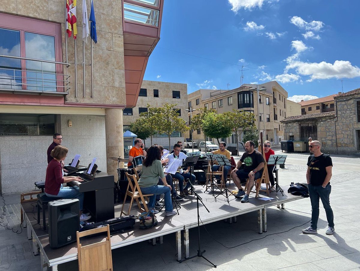 AytoVillamayor's tweet photo. YA TENEMOS TODO LISTO....NOS VEMOS ESTA TARDE, A PARTIR DE LAS 18:00...🎶🎵🎹
👉👉Está tarde , a partir de las 18:00 , en la Plaza de España, tenemos las actuaciones de fin de curso de la Escuela M. de Música de Villamayor.
#villamayorizate #emmv #findecurso2022 #vivalamusica https://t.co/d1sBfRwZ74