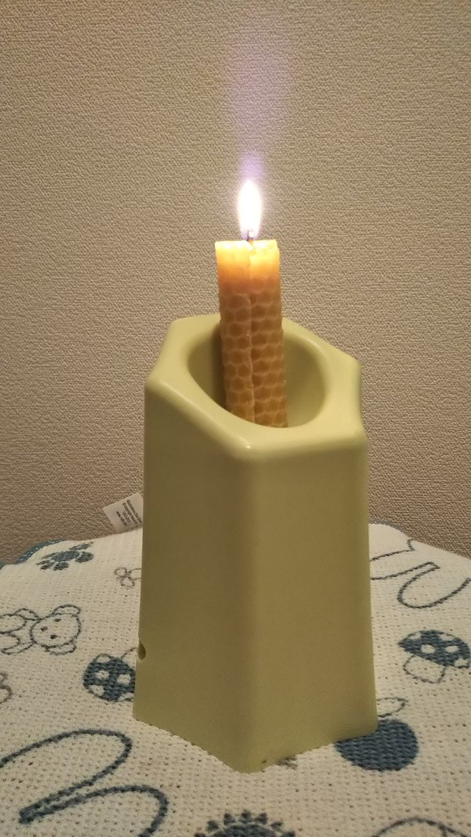 #10万人のミツロウキャンドルナイト 
外は星も見えない暗い夜空ですが、部屋の中ではミツロウキャンドルが優しく揺れています。この世界から疫病も戦争も無くなる様に祈っています🕯️