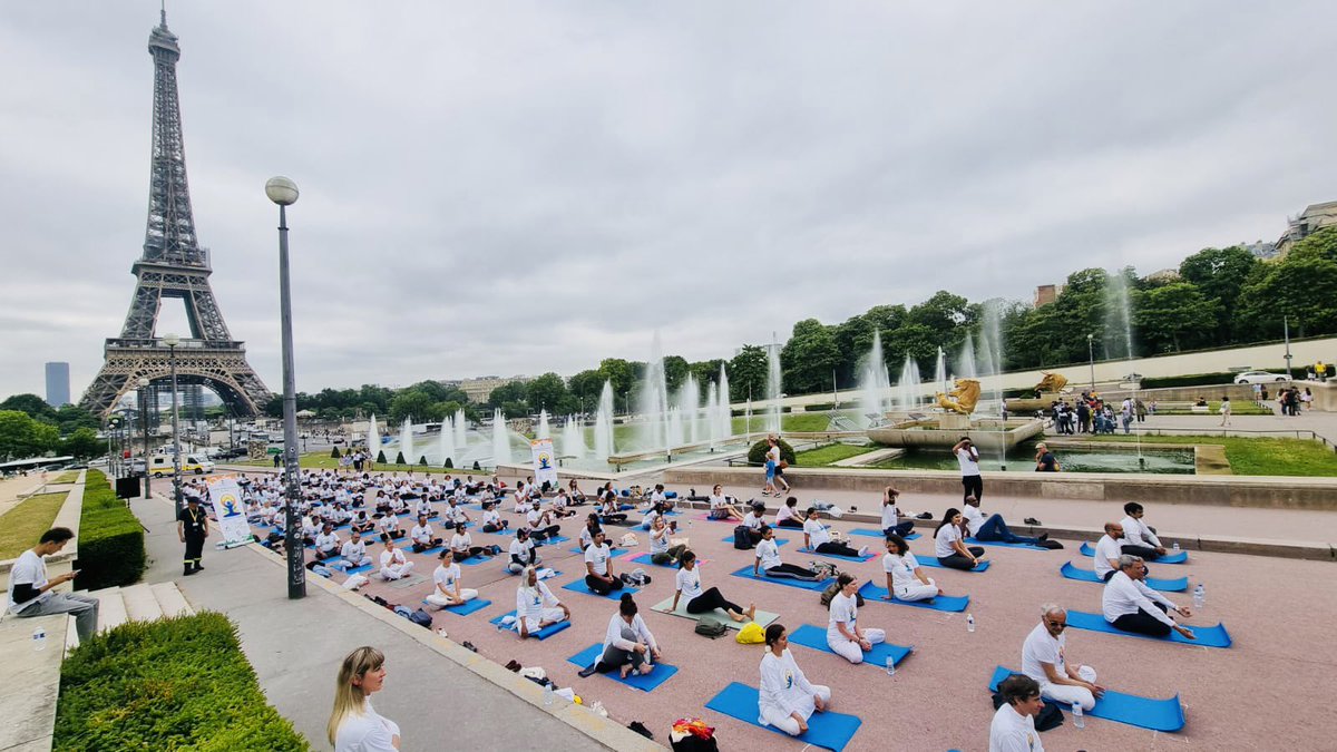 #InternationalDayofYoga  celebrated by Embassy of India, Paris at Trocadero Gardens opposite the iconic Eiffel Tower as part of the #GuardianRingForYoga !

📺 our celebrations: youtube.com/watch?v=B7JzAo… 

Live on @DDIndialive: youtu.be/Eh0iavAAsZE

#NamasteFrance