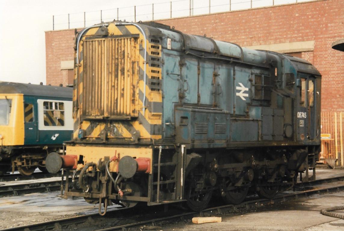 #DailyGronk Hull Botanic Gardens TMD 19th October 1986
British Rail Class 08 diesel shunter 08745 stands idle at its home shed. BR Blue colours fading, red buffers standing out on a yellow buffer beam!
#BritishRail #Hull #Class08 #BRBlue #Shunter #trainspotting #BotanicGardens 🤓