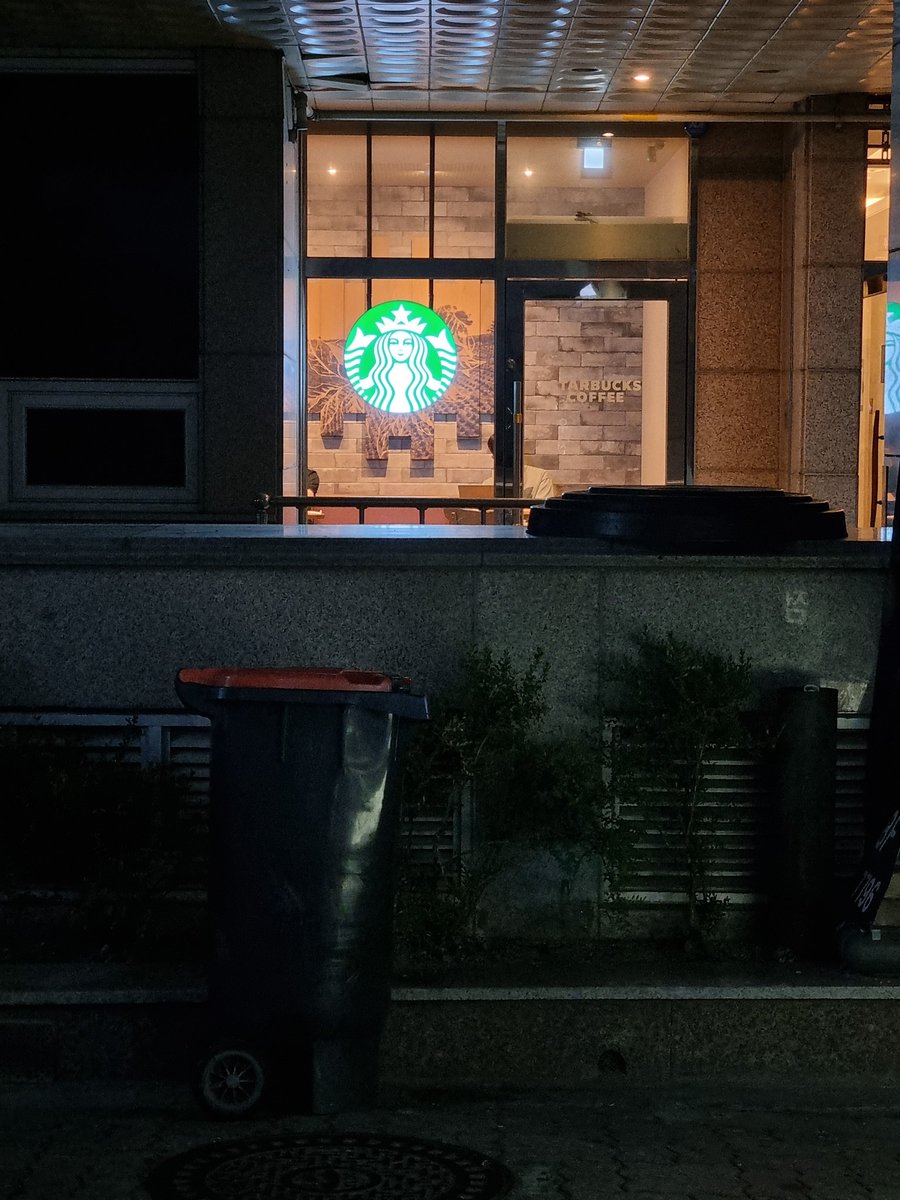 흡연중ㅋㅋ

아 집가기 싫다

어린 훈남이 꼬셔줬으면 ㅋㄷㅋㄷ

#대전 #둔동 #스벅 #후문