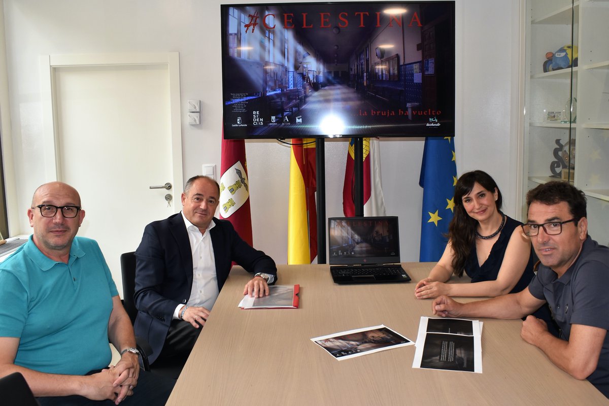 emiliosaezcruz's tweet photo. 📽He trasladado mi compromiso y el del @AytoAlbacete con la directora de cine albacetense, @tinucaolivares, y su nuevo proyecto, la película #Celestina, que adapta en clave de thriller este clásico de la literatura castellana de Fernando de Rojas.

#ABAudiovisual https://t.co/7ifRaMlQp8