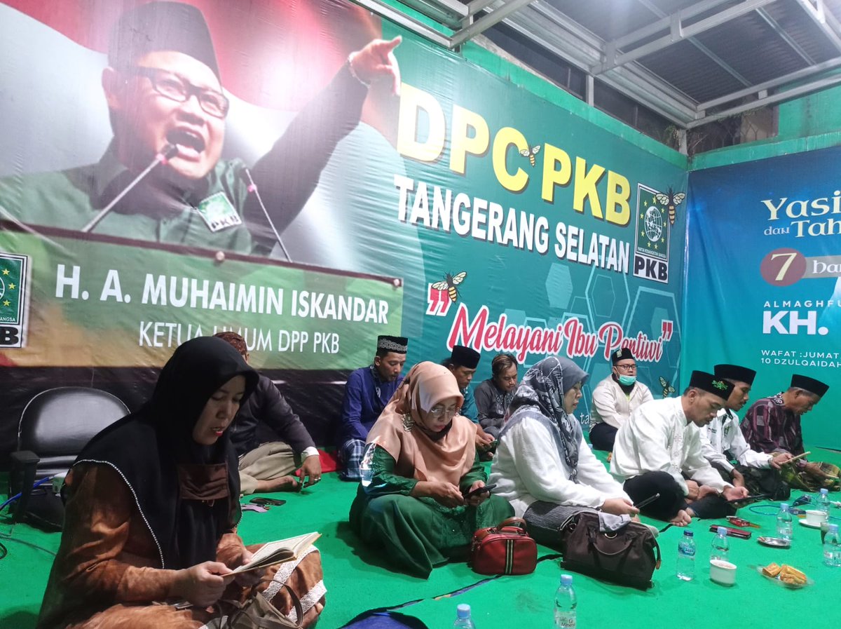 pkb_tangsel1's tweet photo. Bersama @DPP_PKB, Yasin dan tahlil 7 hari wafatnya Sang Mentor Kang Eman Hermawan.
Banyak kader PKB Tangsel yang telah mendapat pencerahan utk Ber-PKB secara militan setelah mendengar kang Eman berbicara.
Terimaksih kang Eman, selamat jalan sang Mentor https://t.co/RbGSe1oFKZ