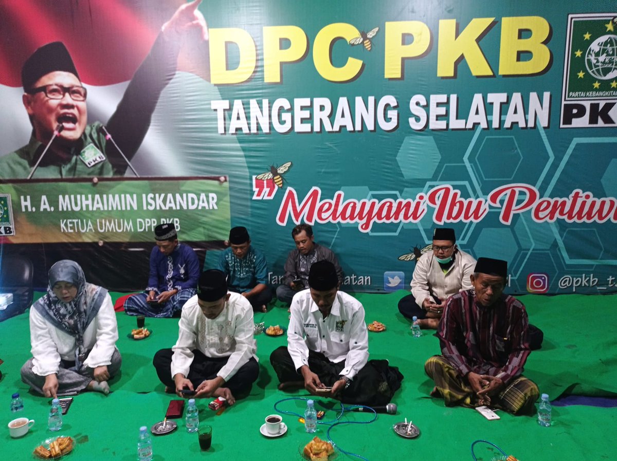 pkb_tangsel1's tweet photo. Bersama @DPP_PKB, Yasin dan tahlil 7 hari wafatnya Sang Mentor Kang Eman Hermawan.
Banyak kader PKB Tangsel yang telah mendapat pencerahan utk Ber-PKB secara militan setelah mendengar kang Eman berbicara.
Terimaksih kang Eman, selamat jalan sang Mentor https://t.co/RbGSe1oFKZ