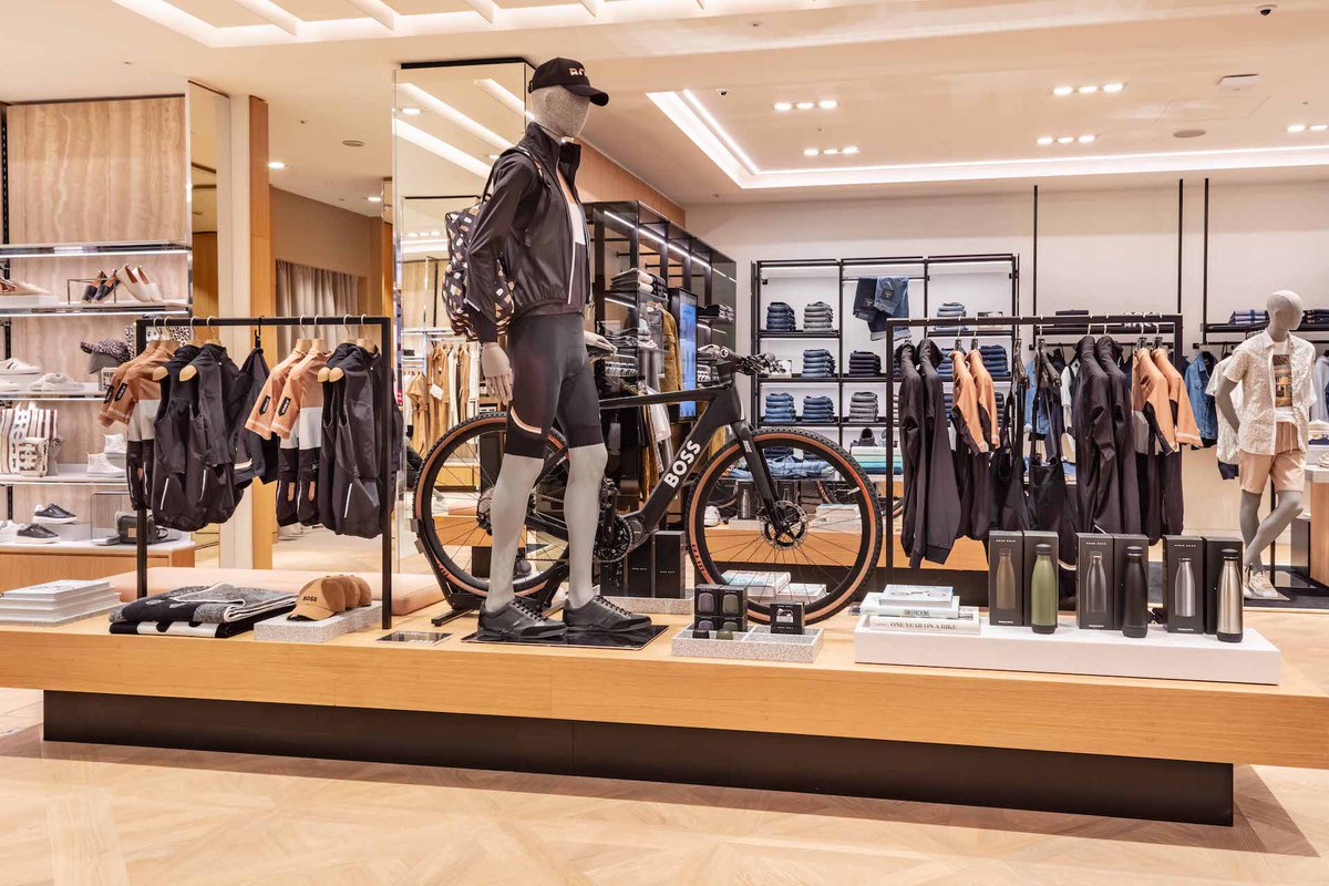 cppluxury's tweet photo. BOSS opens new flagship store in London at Oxford Street
https://t.co/0fxblpL2YT
#BOSS #HugoBoss #BOSSLondon #London #newopening #luxury #luxuryfashion #fashion #luxuryboutique #retail #newconcept #luxurybusiness @HUGOBOSS https://t.co/kJuQgH0acz