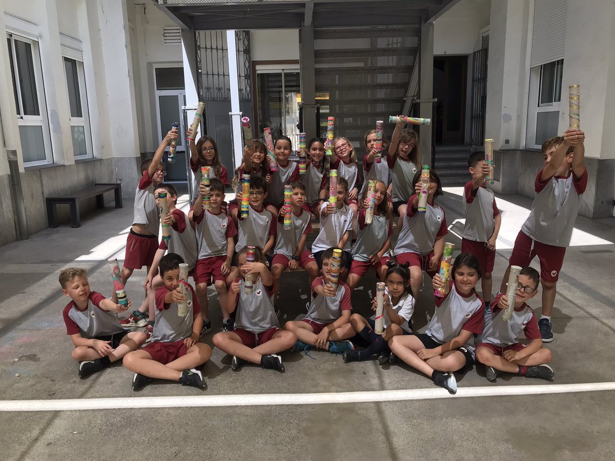 VedrunaGirona's tweet photo. Els alumnes de 2n #PRIvedruna vam fer uns pals de pluja a l’assignatura de música! Mireu que bonics que ens van quedar, i sonen tan bé!!! 🎶 #decididament #intensament #músicavedruna #Vedruna #Girona #VedrunaCatalunya @VedrunaCat https://t.co/euK31K8R3u