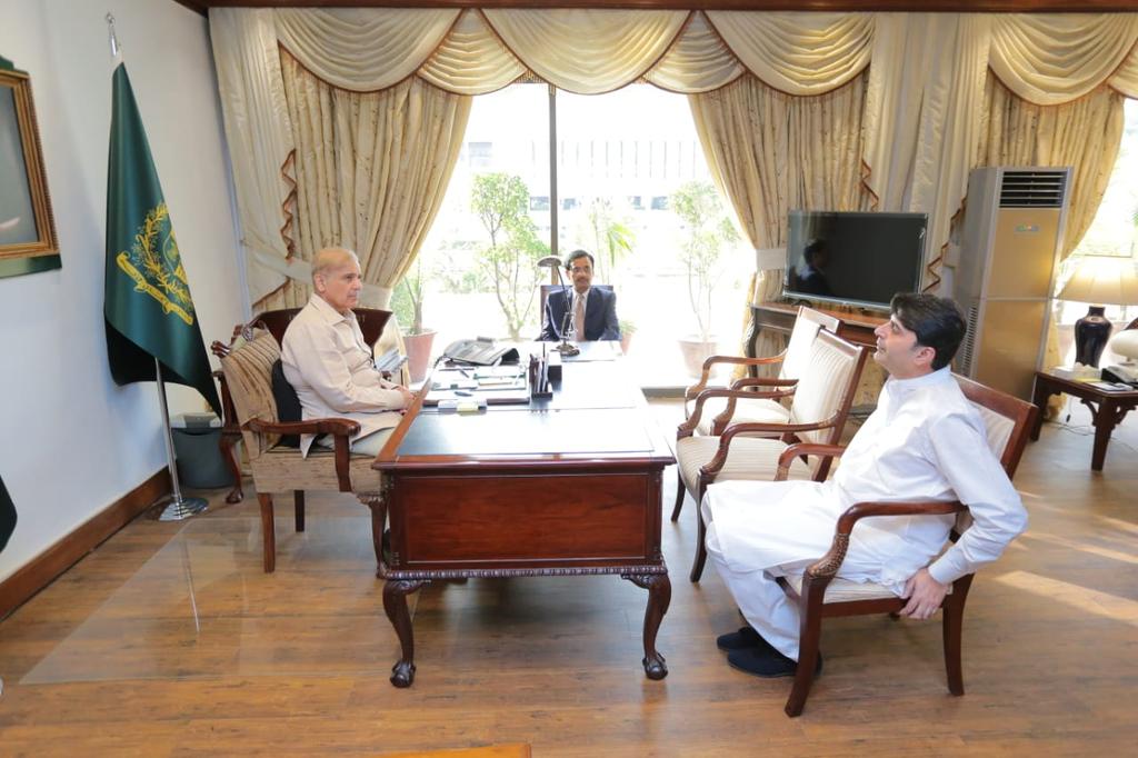 وزیر اعظم میاں شہباز شریف سے ملاقات
ملکی صورتحال پر تبادلہ خیال ۔
این اے 88 کے حوالے سے اور  خصوصاً بھلوال کو جلد ضلع بنوانے کیلئے خصوصی
 بات چیت  ۔