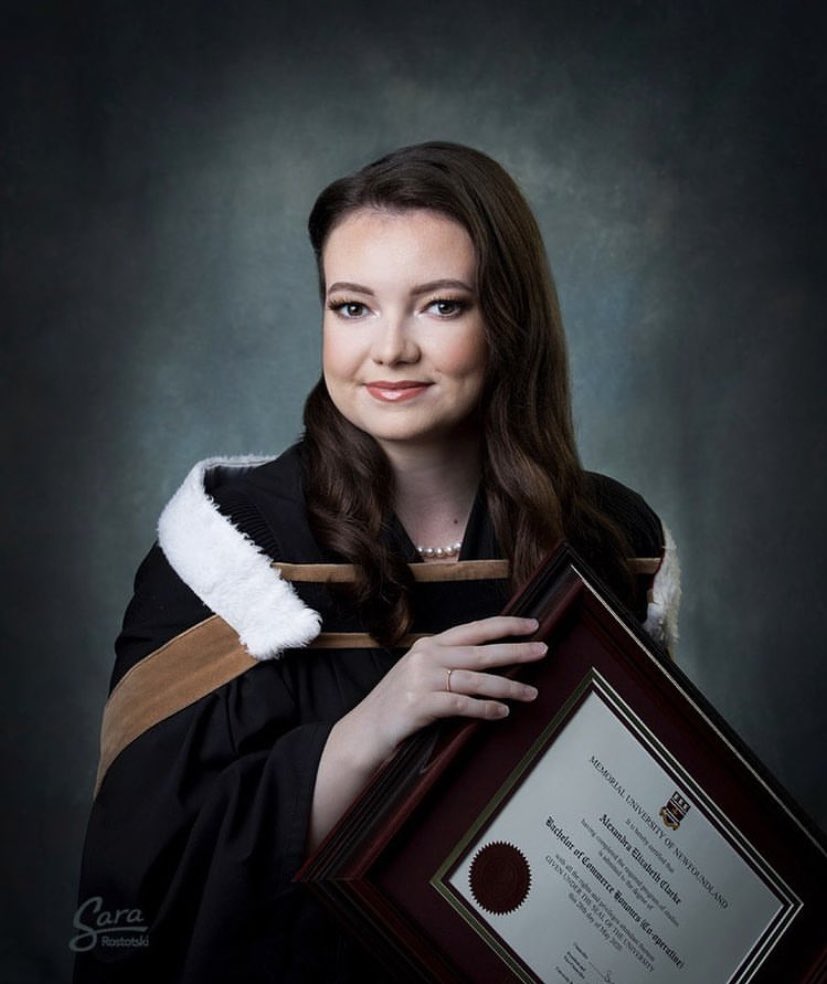 HelenCl03072419's tweet image. #MUNgrad so proud of you Allie❤️