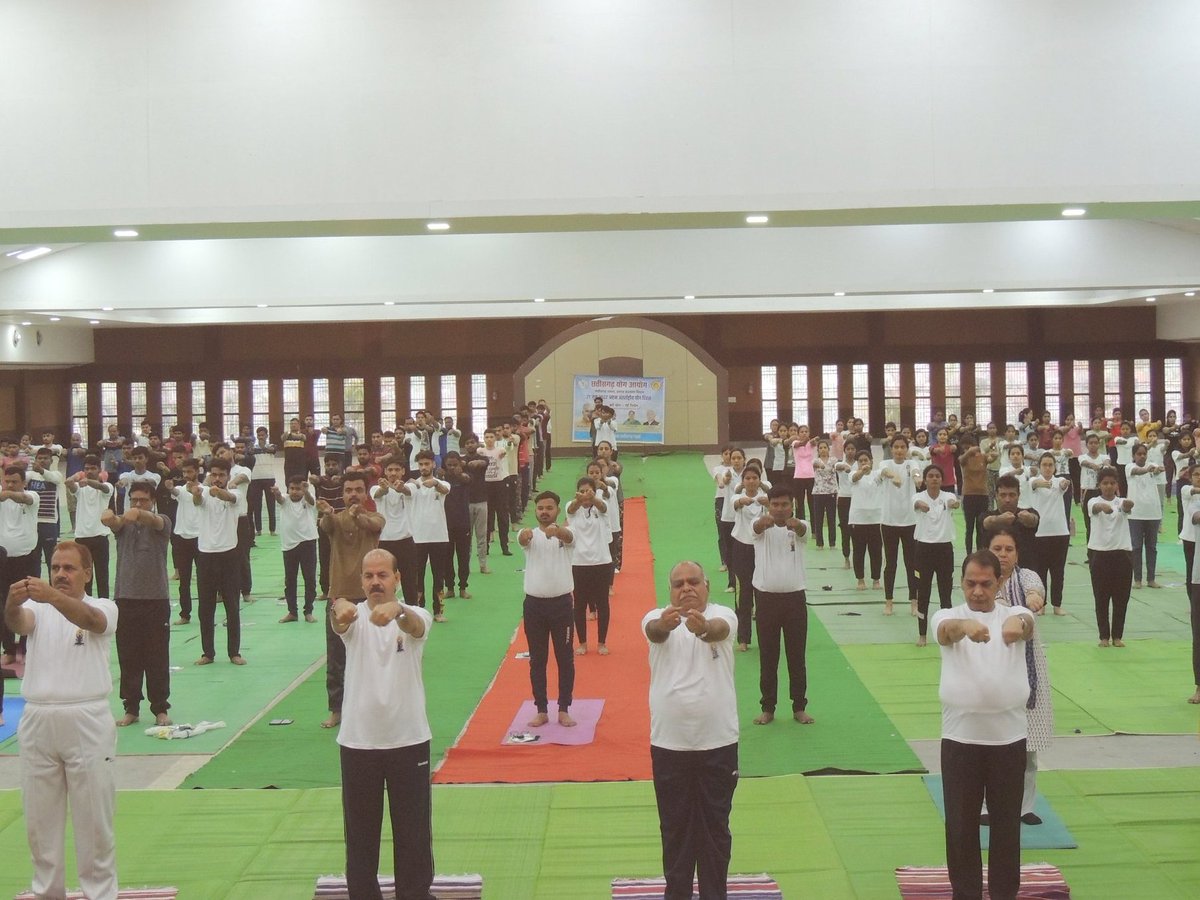 NSSRDBhopal's tweet photo. @_NSSIndia volunteers of @NssIgkv Raipur,CG  observed #InternationalDayOfYoga2022 in presence of the Vice-Chancellor Prof(Dr) Girish Chandel  &amp; other faculties of the University.
#YogaWithNSS 

@YASMinistry @ianuragthakur @moayush @pibyas
@sanjayjavin @pankajsinghips @askabir_ https://t.co/WcK0xPHTkl