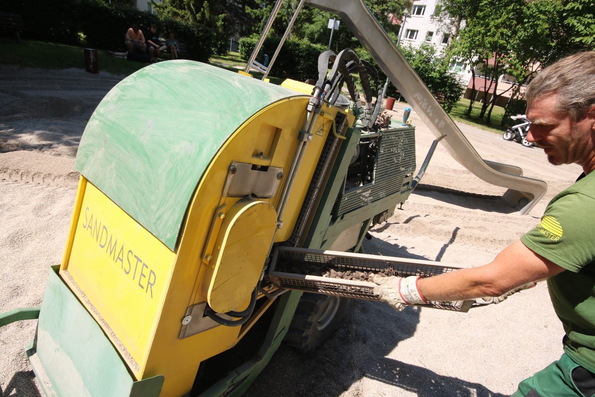 GGGchemnitz's tweet photo. https://t.co/bGYphcqePv saubere Sandkästen im Einsatz
Er ist in Chemnitz unterwegs - der SANDMASTER.
Unsere rund 11.200 m² Sandflächen auf GGG-Spielplätzen werden derzeit vom Sandmaster gereinigt.
Ein interessantes Spektakel 👉  https://t.co/j8rVTyex3x https://t.co/KPTyoEgW2y