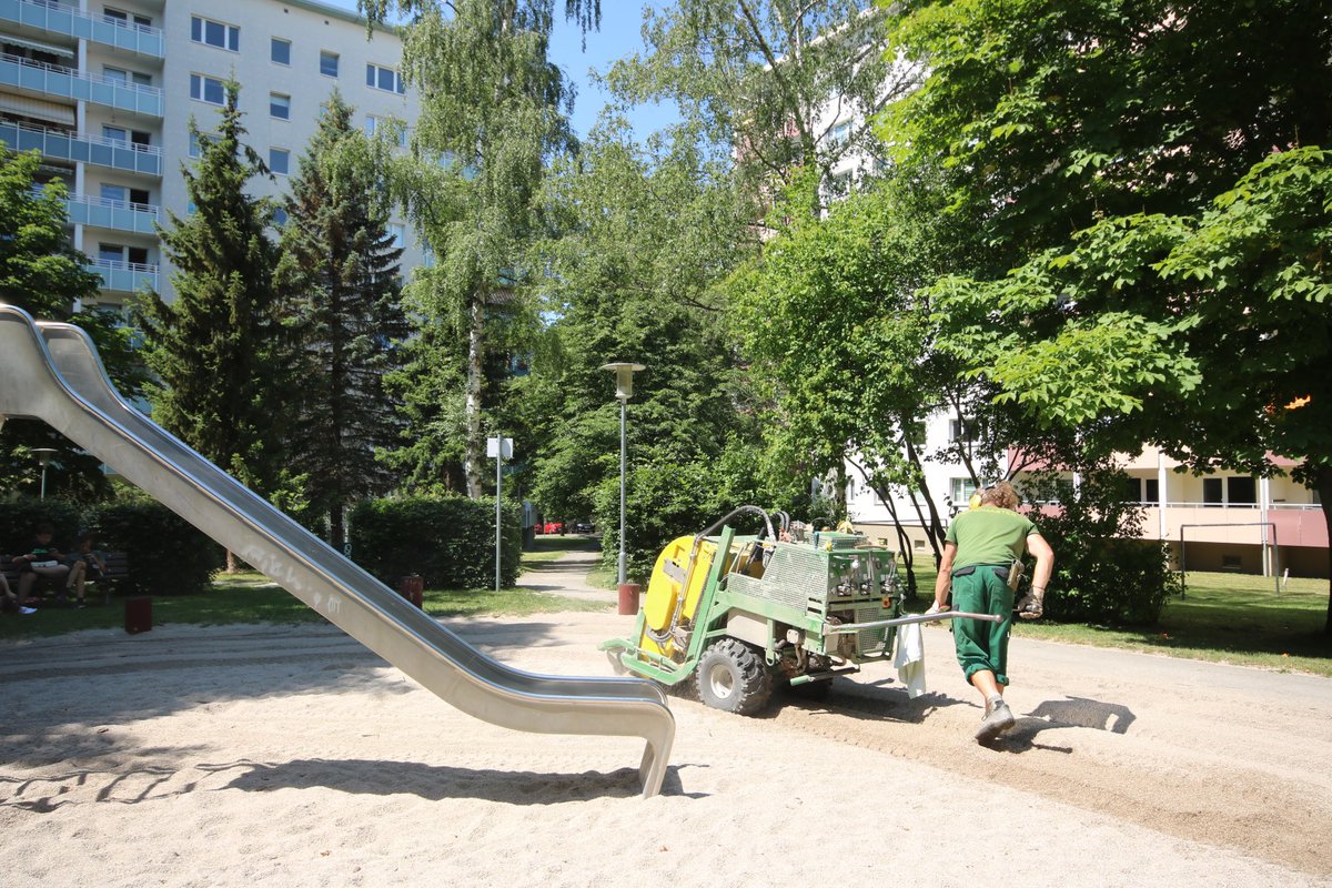 GGGchemnitz's tweet photo. https://t.co/bGYphcqePv saubere Sandkästen im Einsatz
Er ist in Chemnitz unterwegs - der SANDMASTER.
Unsere rund 11.200 m² Sandflächen auf GGG-Spielplätzen werden derzeit vom Sandmaster gereinigt.
Ein interessantes Spektakel 👉  https://t.co/j8rVTyex3x https://t.co/KPTyoEgW2y