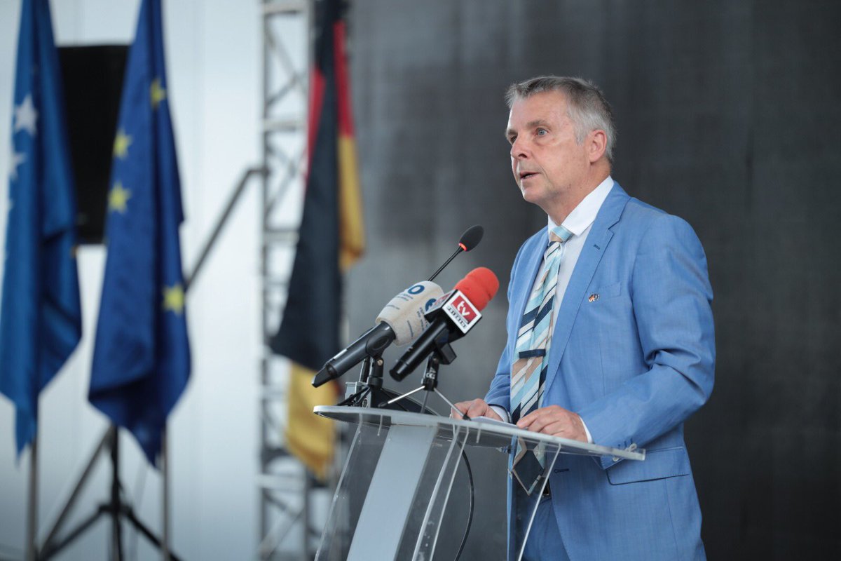 GermanAmbKOS's tweet photo. Congratulations to the mayors! 
With Ministers Liburn Aliu, @Artane_R @elbertkrasniqi and @EUKosovo we celebrated improved ♻️service delivery, elimination of illegal dumps via Clean Environment Race &amp; Performance Grant supported by 🇽🇰🇩🇪🇪🇺 w 10.4 mio EUR implemented by 🇩🇪@giz_gmbh https://t.co/fvg9eiLePG