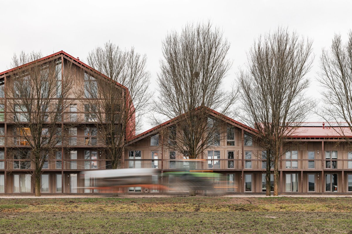 architectenweb's tweet photo. De vakjury van Architectuurprijs Almere 2022 heeft Vliervelden van architectenbureau @KettingHuls verkozen als winnaar. De kinderjury koos Huis-in-een-huis (bureau SLA ); de publieksprijs was voor project WikiHouse (Ontwerpburo Muller @_VincentMuller_ ): https://t.co/g8g82necZZ https://t.co/L6nl6ZoAUY