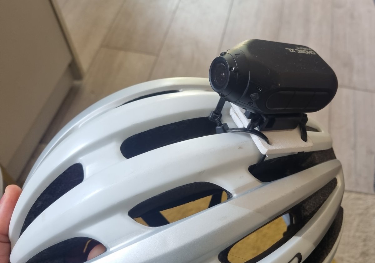 ajbpow's tweet photo. @spikeb87 @pedalmania1 @cycling_person @UKCycleChat Been using one for 18 months and would recommend. Heavy and needs to be centrally mounted battery life is amazing image quality great, never failed to get the images I need off of it. Took a little faff to mount but now very happy. Need XL for full weatherproofing great value. https://t.co/GYrlWuPhfs