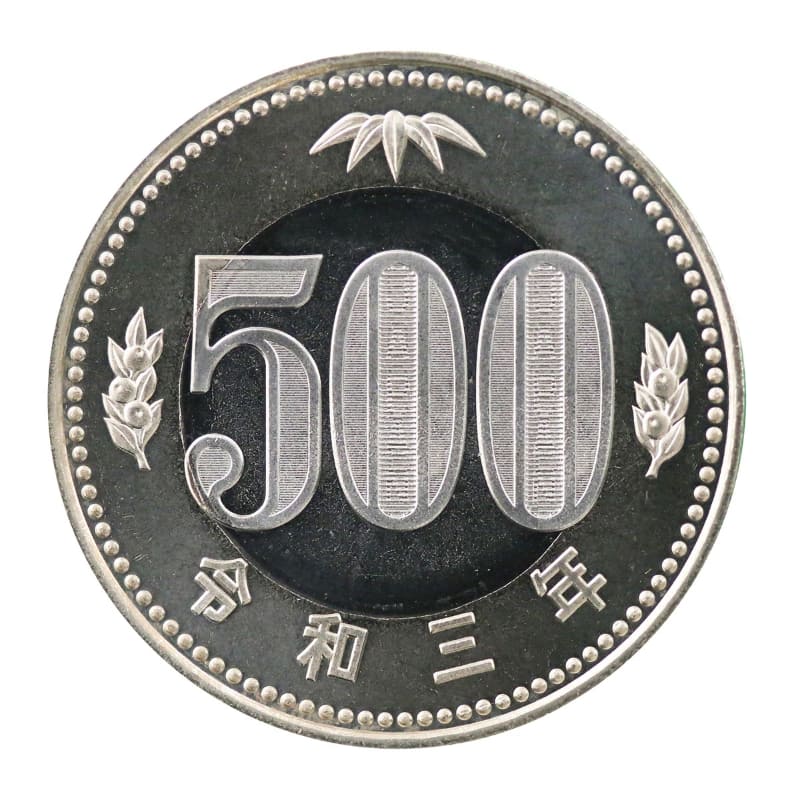 同人誌即売会にて500円玉に似た硬貨を出されたという事例が聞かれます。新500円玉が普及してない事も気づきにくい要因としてあると思いますが、
サークル参加される皆様方は500円玉に似た硬貨には気をつけましょうね。