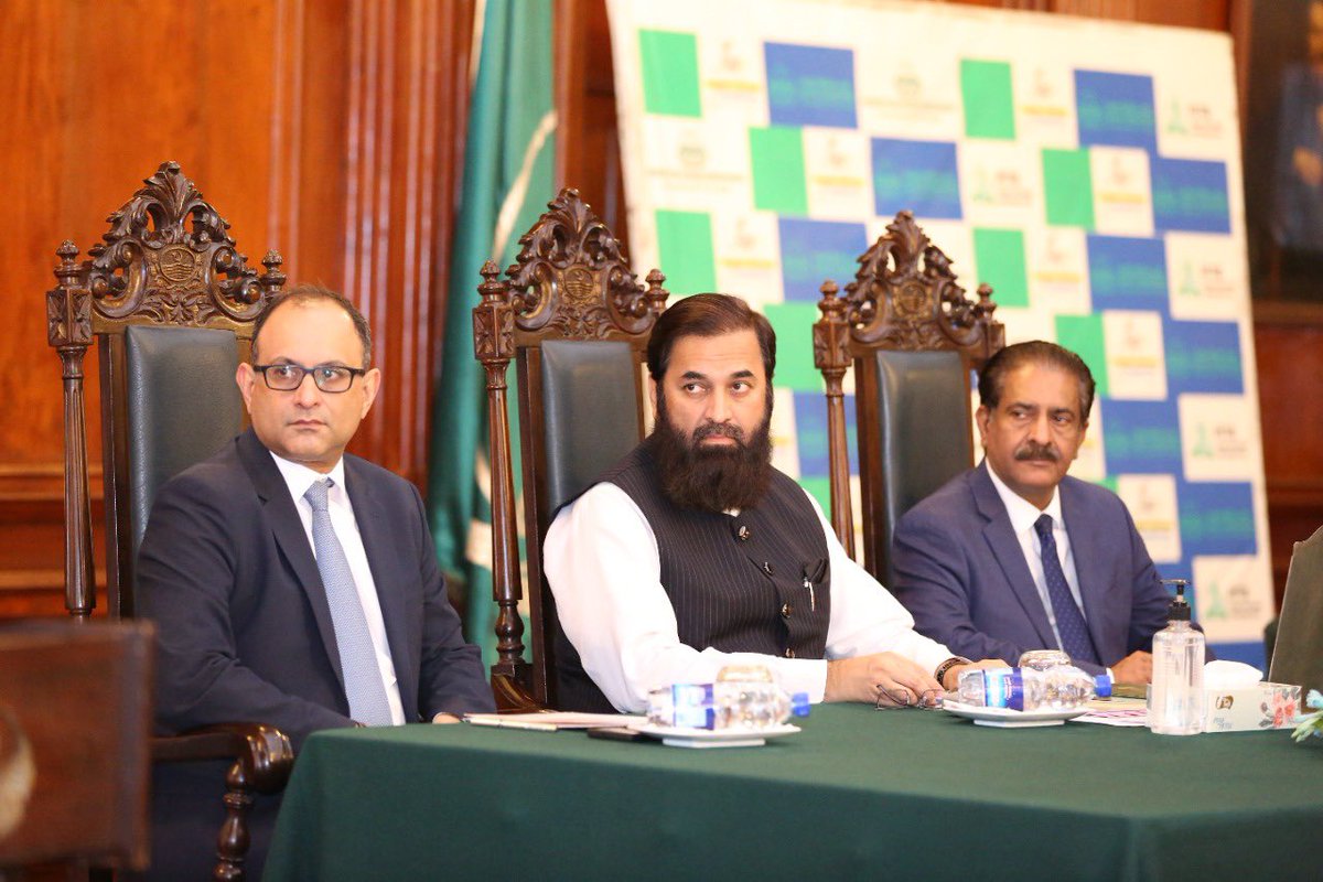 AsadUlahFaizPas's tweet photo. گورنر ہاؤس لاہور میں ای روزگار پروگرام کو یونیورسٹی سیکٹر کو منتقل کرنے کے لئے مفاہمت کی یاداشت پر دستخط کرنے کی تقریب منعقد کی گئی۔تقریب کے مہمان خصوصی گورنر پنجاب بلیغ الرحمان صاحب تھے۔تقریب میں چئیرمین پی اینڈ ڈی، سیکرٹریز اور پنجاب بھر سے جامعات کے وائس چانسلرز نے شرکت کی۔ https://t.co/a2u4KG2djo
