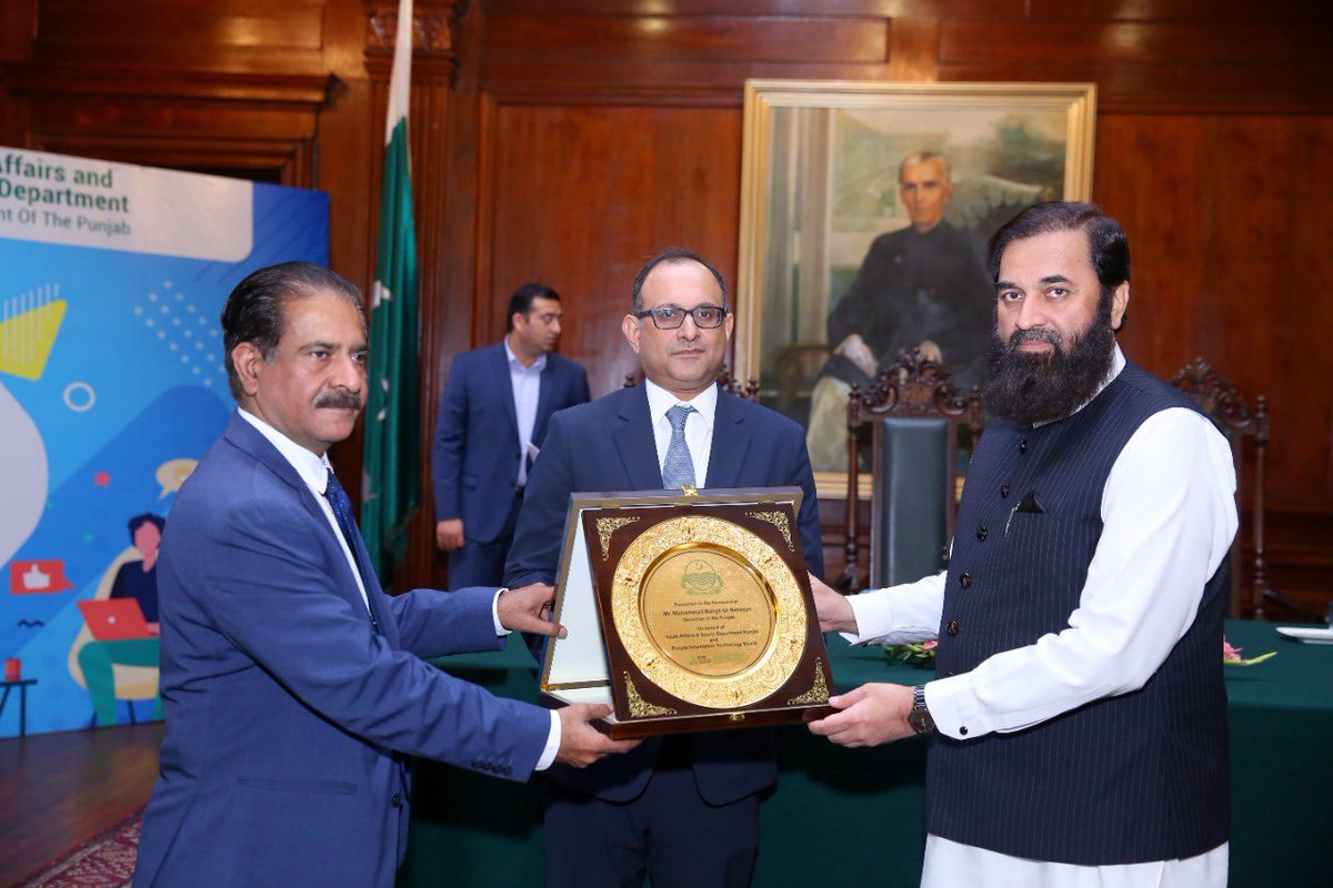 AsadUlahFaizPas's tweet photo. گورنر ہاؤس لاہور میں ای روزگار پروگرام کو یونیورسٹی سیکٹر کو منتقل کرنے کے لئے مفاہمت کی یاداشت پر دستخط کرنے کی تقریب منعقد کی گئی۔تقریب کے مہمان خصوصی گورنر پنجاب بلیغ الرحمان صاحب تھے۔تقریب میں چئیرمین پی اینڈ ڈی، سیکرٹریز اور پنجاب بھر سے جامعات کے وائس چانسلرز نے شرکت کی۔ https://t.co/a2u4KG2djo