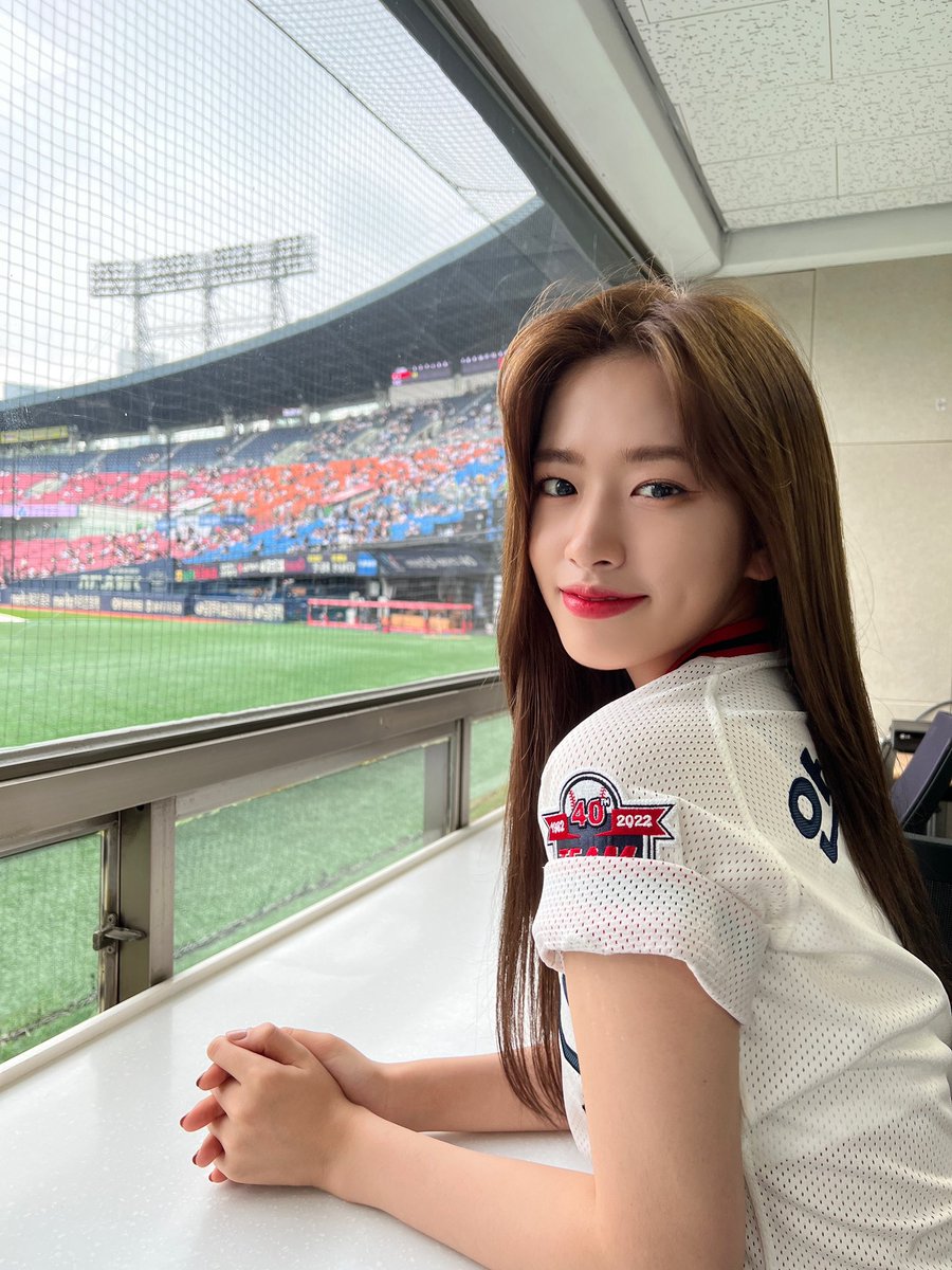 anyeujin's tweet photo. Last weekend, we went to see KBO League Doosan Bears support Seoul's professional baseball team. It wasn't a new experience, but I can assure you that I mainly enjoyed the game and how our members delivered the first pitch. This memory, too, will go down my precious ‘lil diary. https://t.co/J9mJ8CqNMq